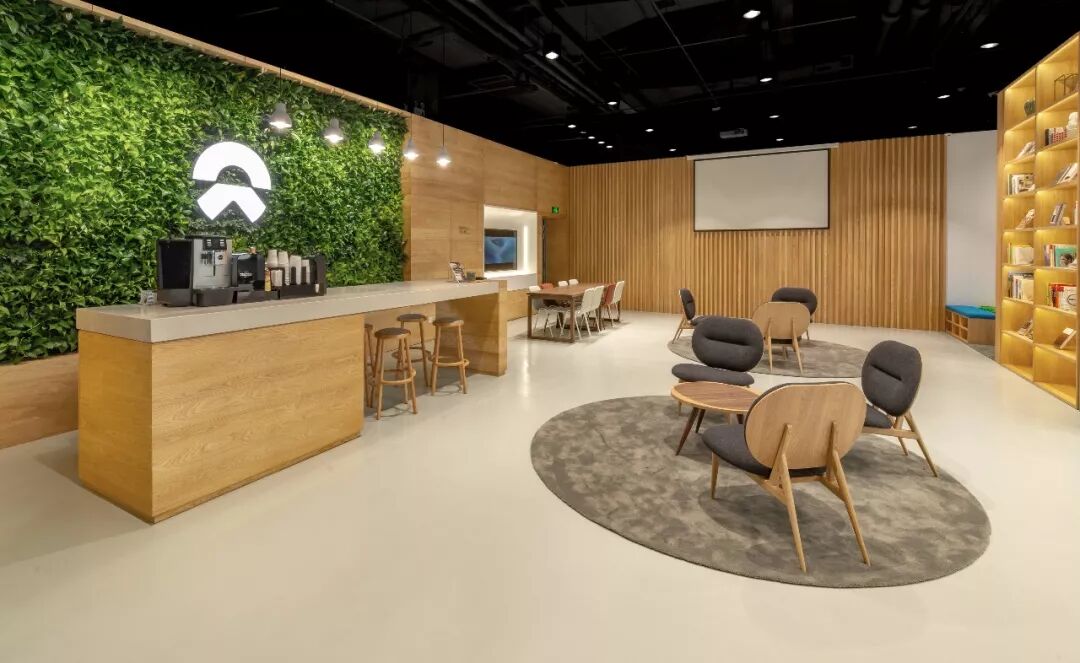 卖了100万辆车，蔚来终于学会“抠门”了？