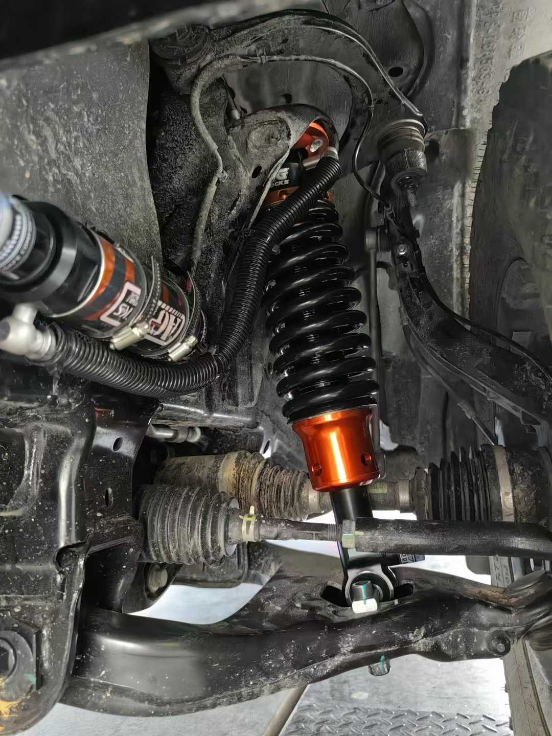 双向调节氮气减震